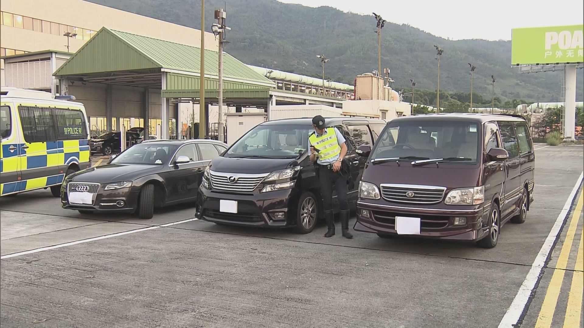 警方打擊白牌車拘三人