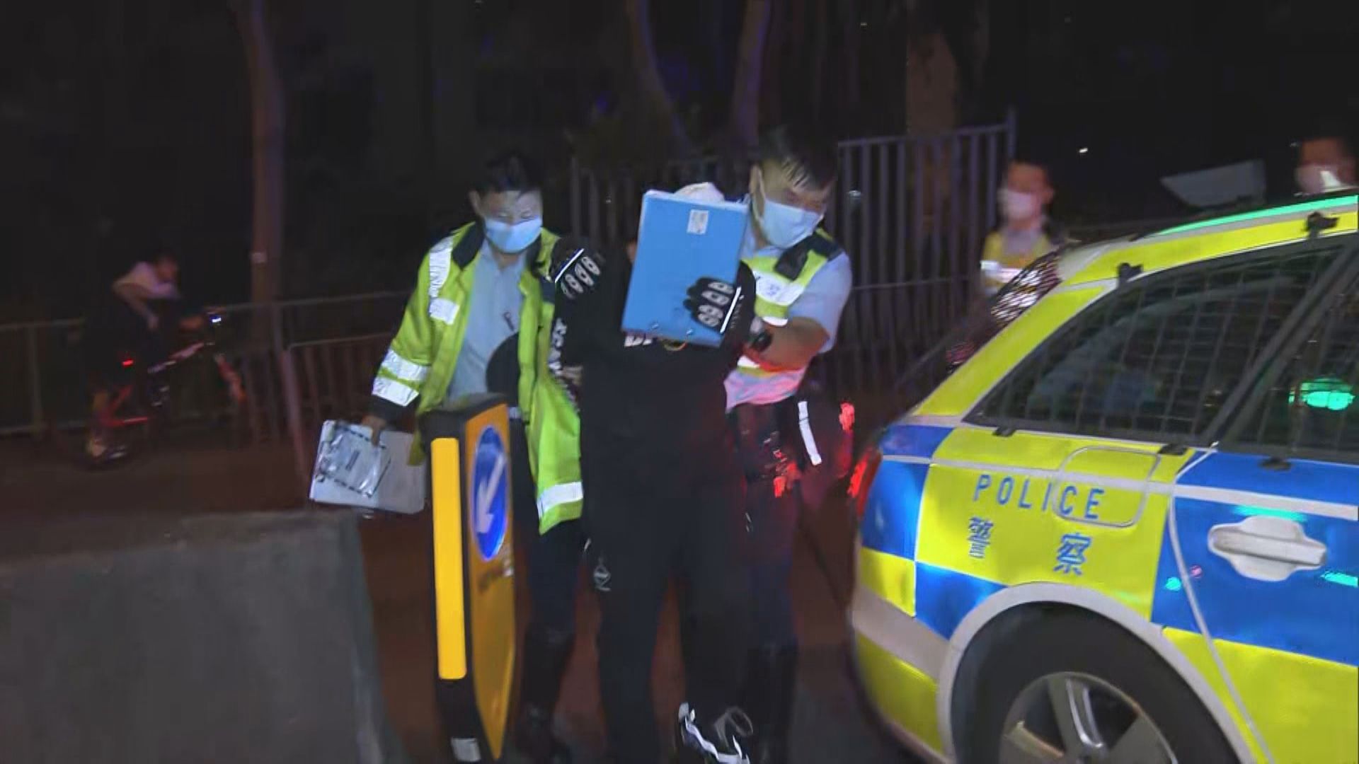 西九龍公路私家車衝路障　司機被捕