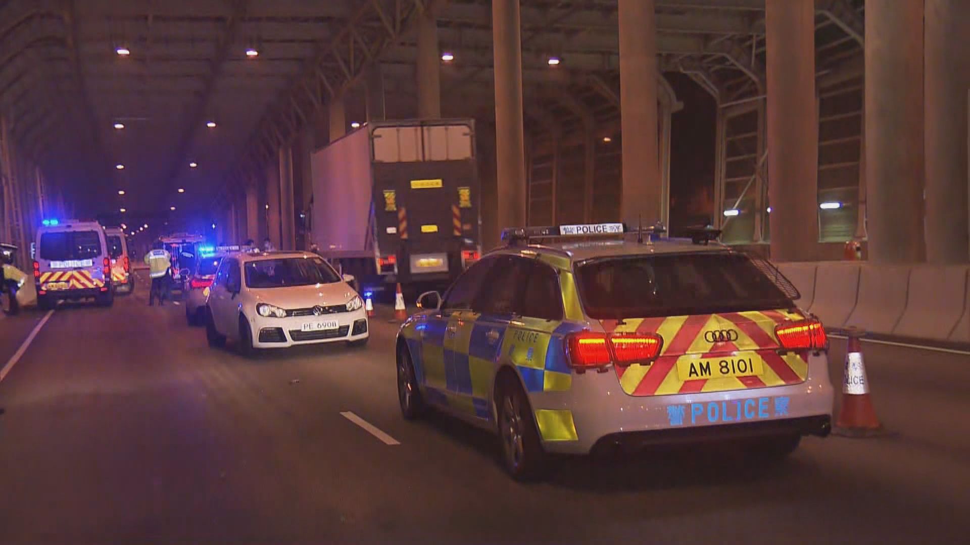 天水圍私家車衝路障逆線行駛　警拘一對男女