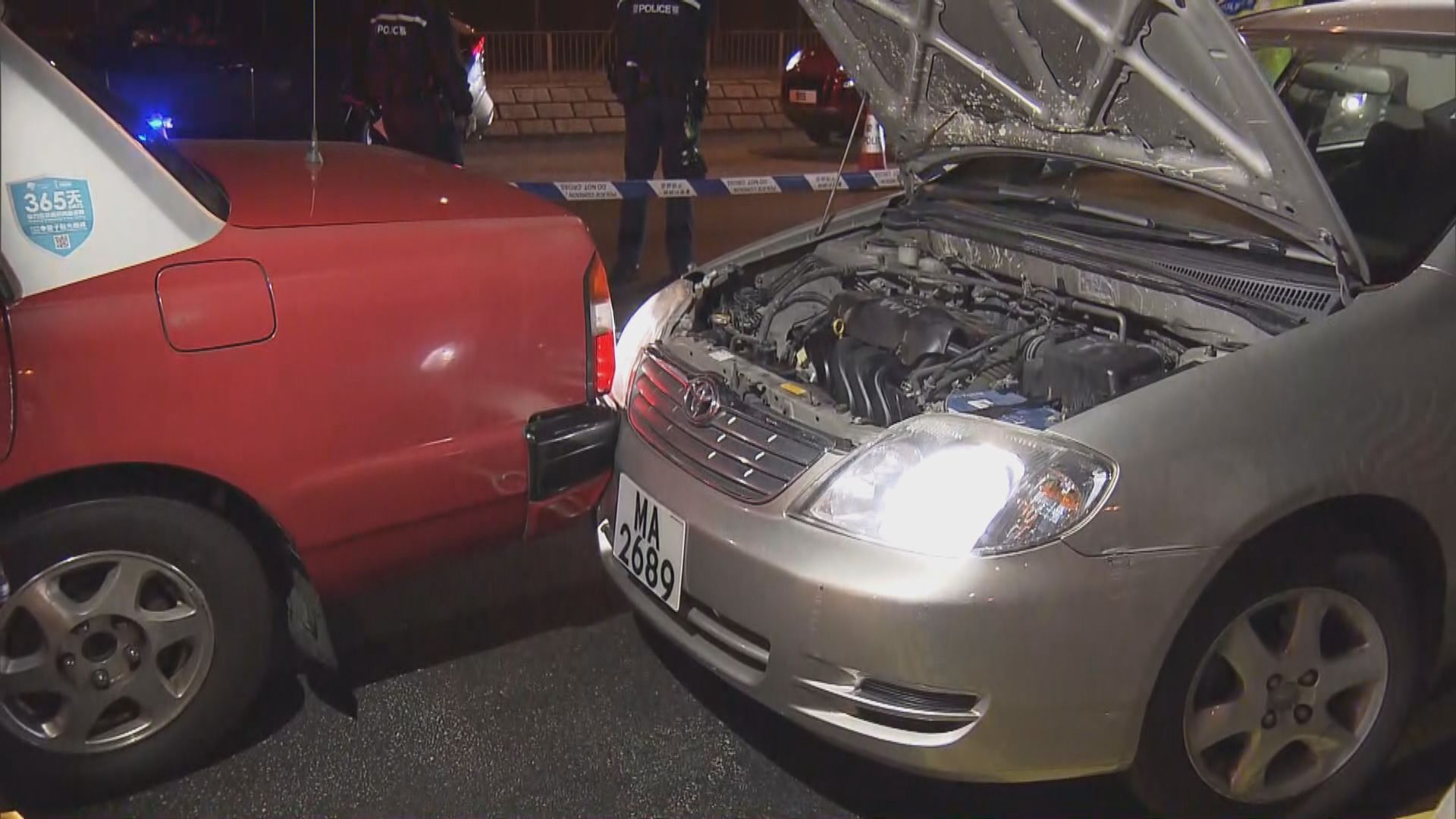 私家車屯門公路避警追截撞的士　警拔槍拘司機