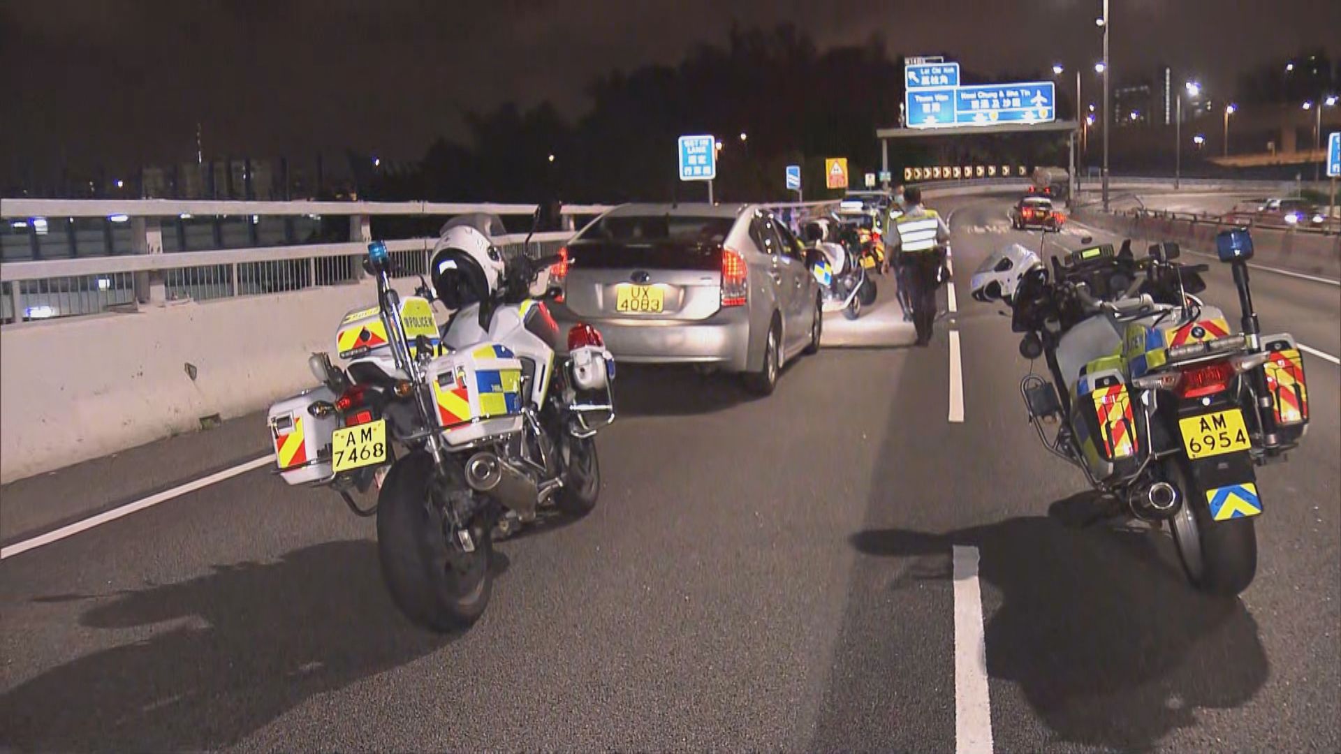 九龍灣私家車衝路障　司機涉瘋駕被捕