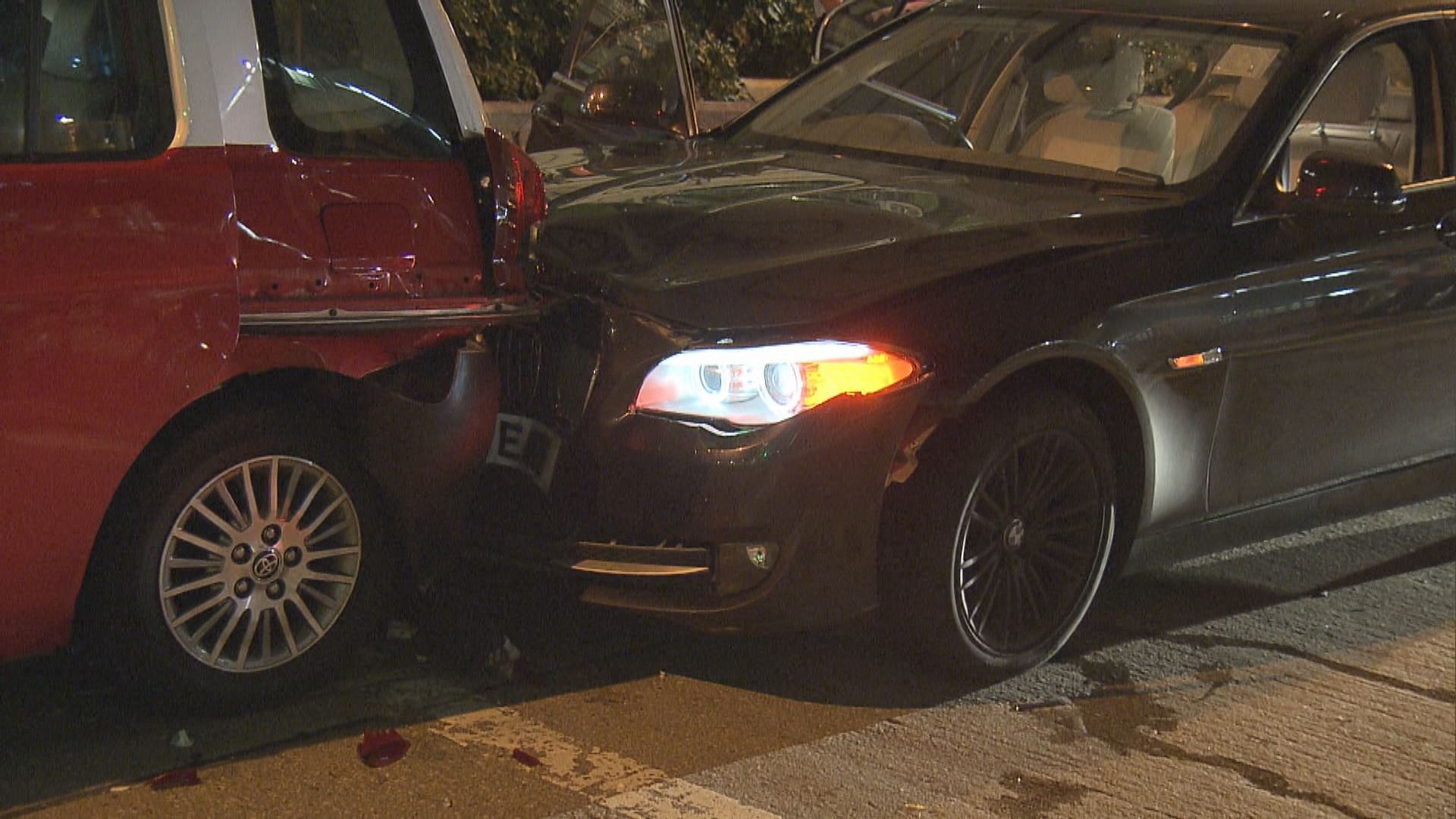 大角咀私家車避警截查撞的士　警拘兩南亞漢