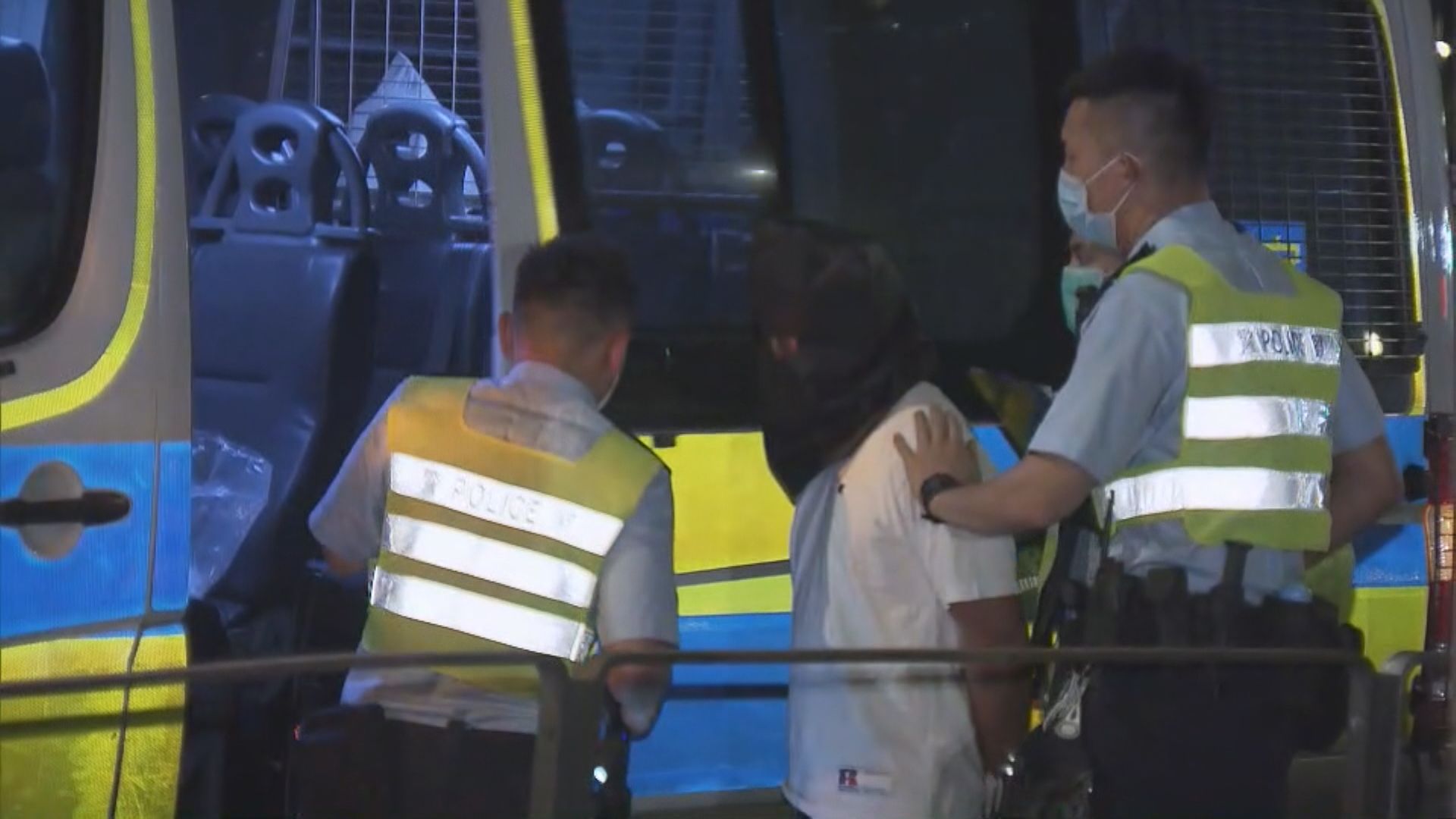 粉嶺私家車避警追截剷安全島司機被捕