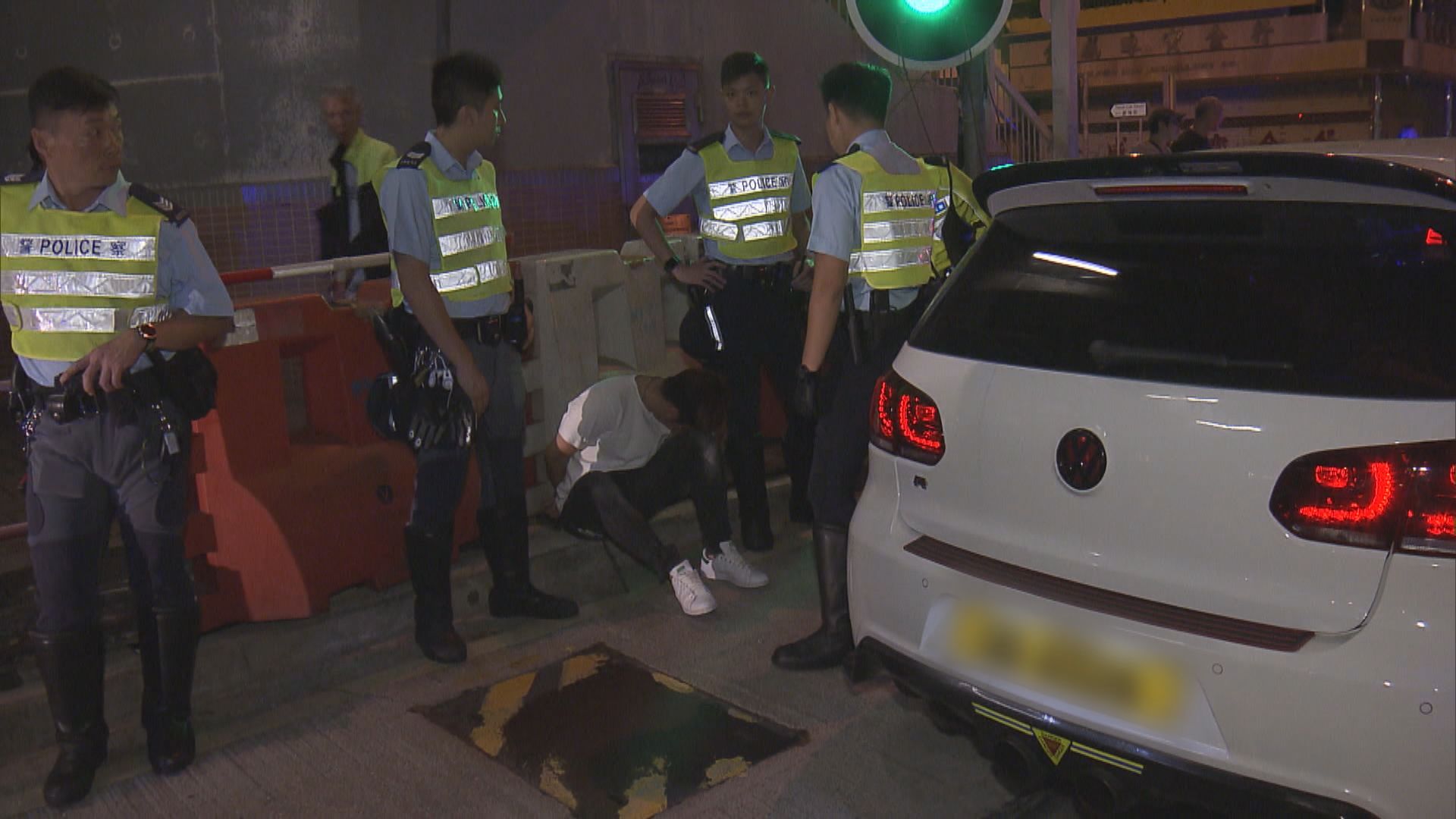 警員新蒲崗拔槍截停衝路障車拘兩漢