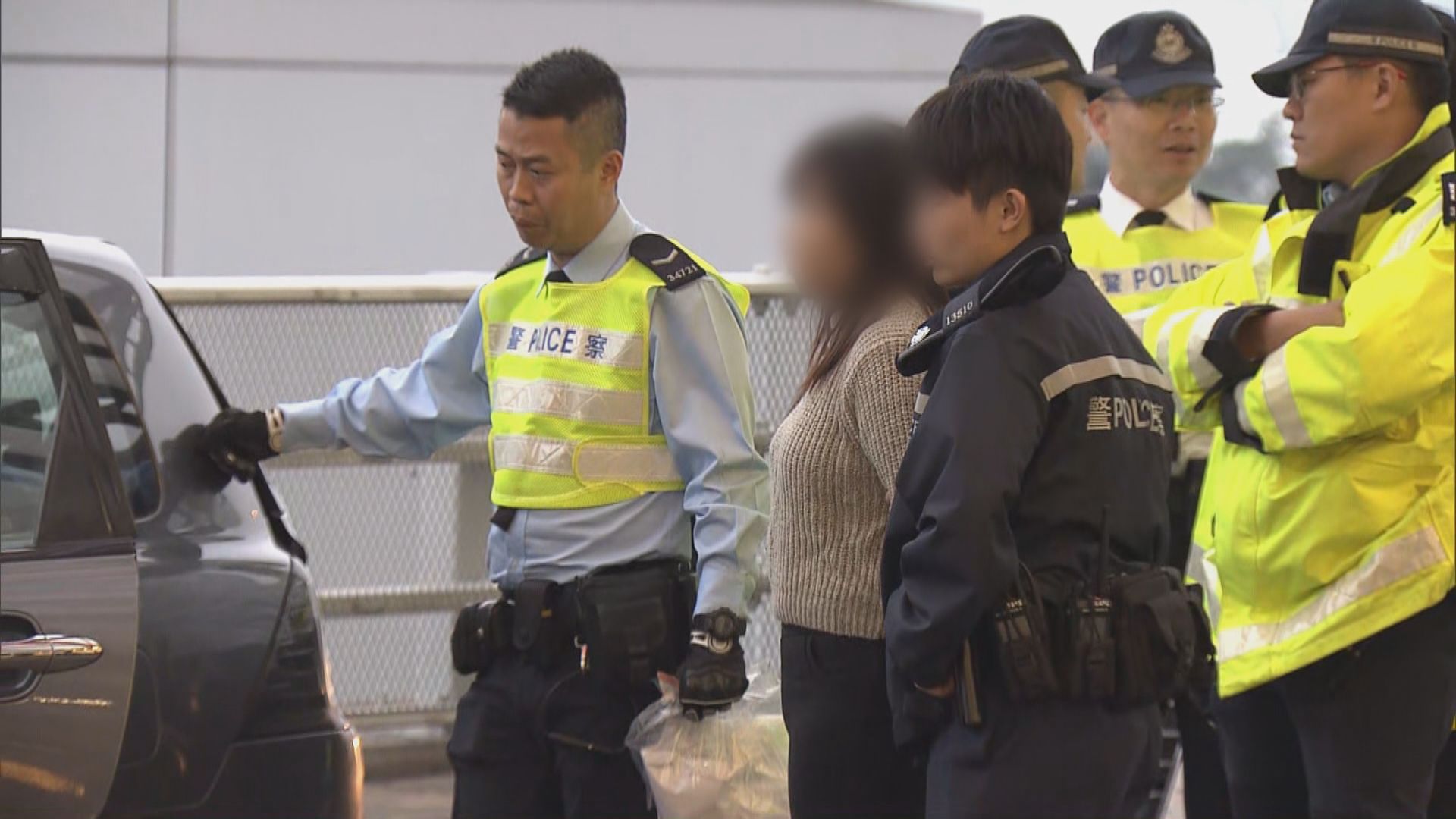 私家車司機棄車逃走　警拘女乘客車上檢毒