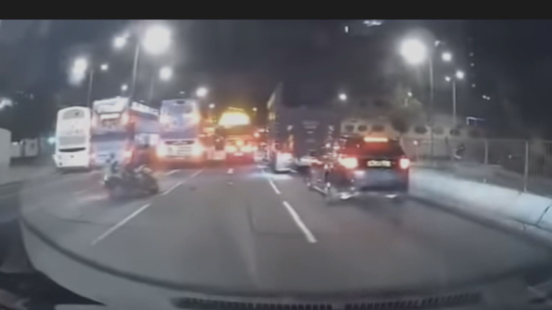 警方拘一人涉電單車倒車撞倒交通警