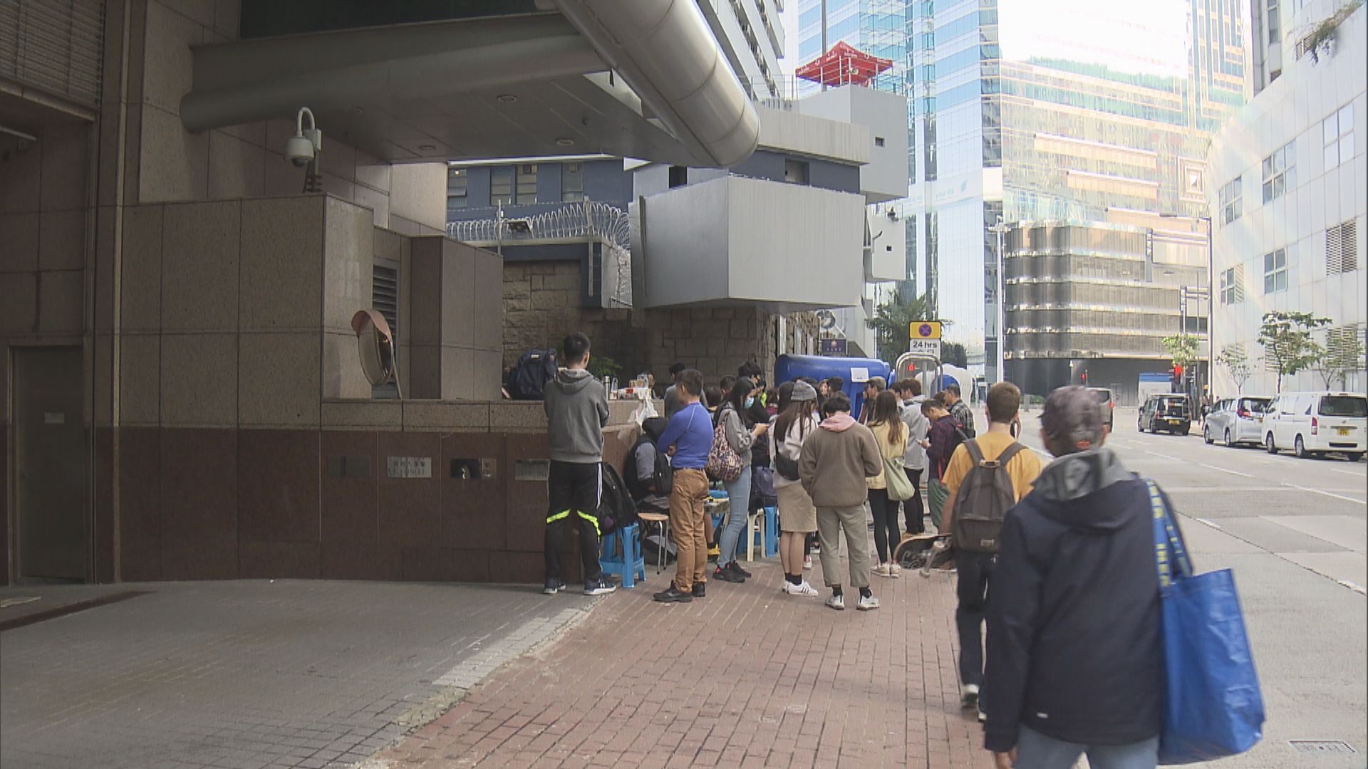 【元旦遊行後】大批家屬北角警署外等候親人獲釋