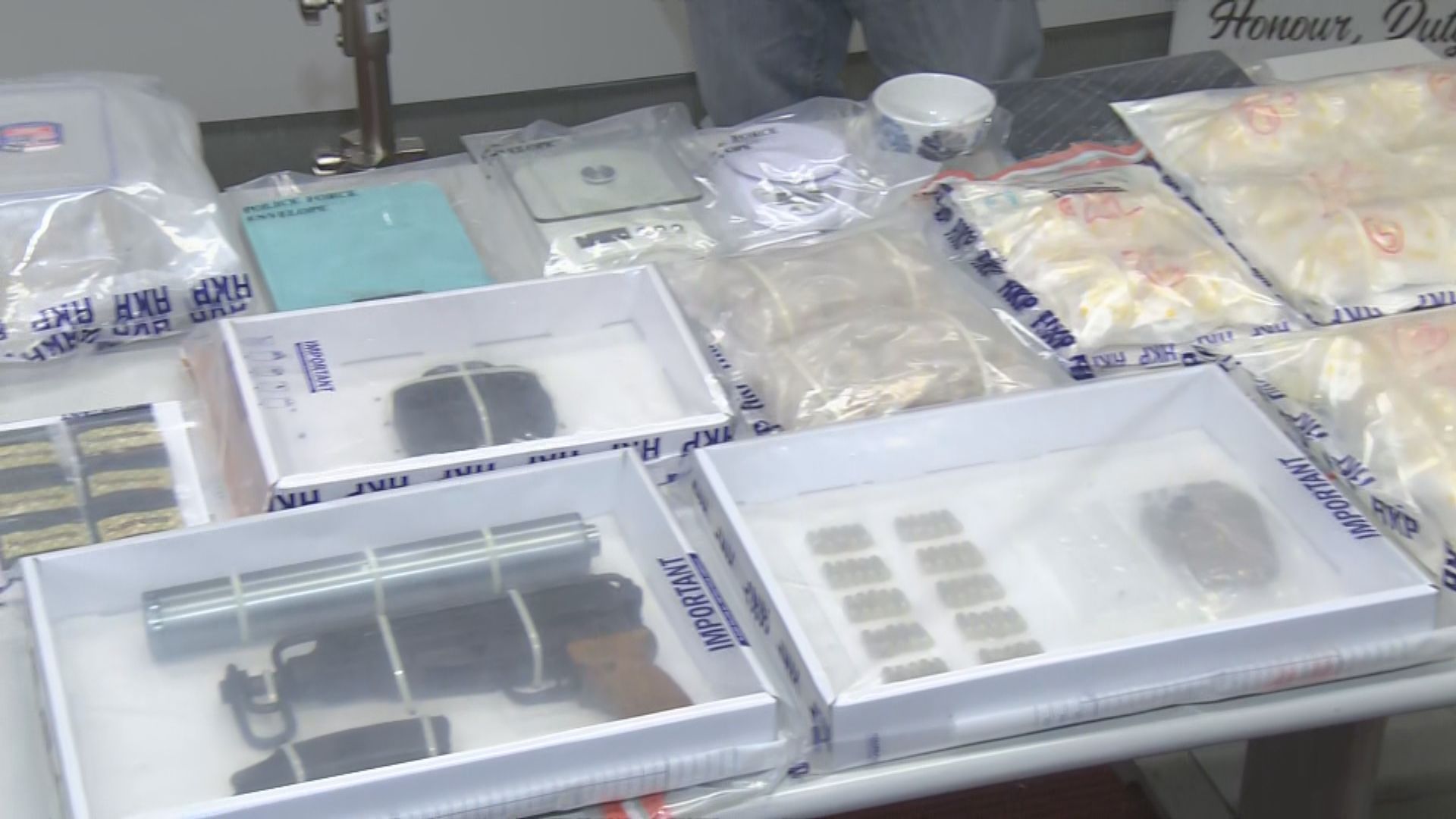 警方破長沙灣毒窟起出槍彈拘兩男女