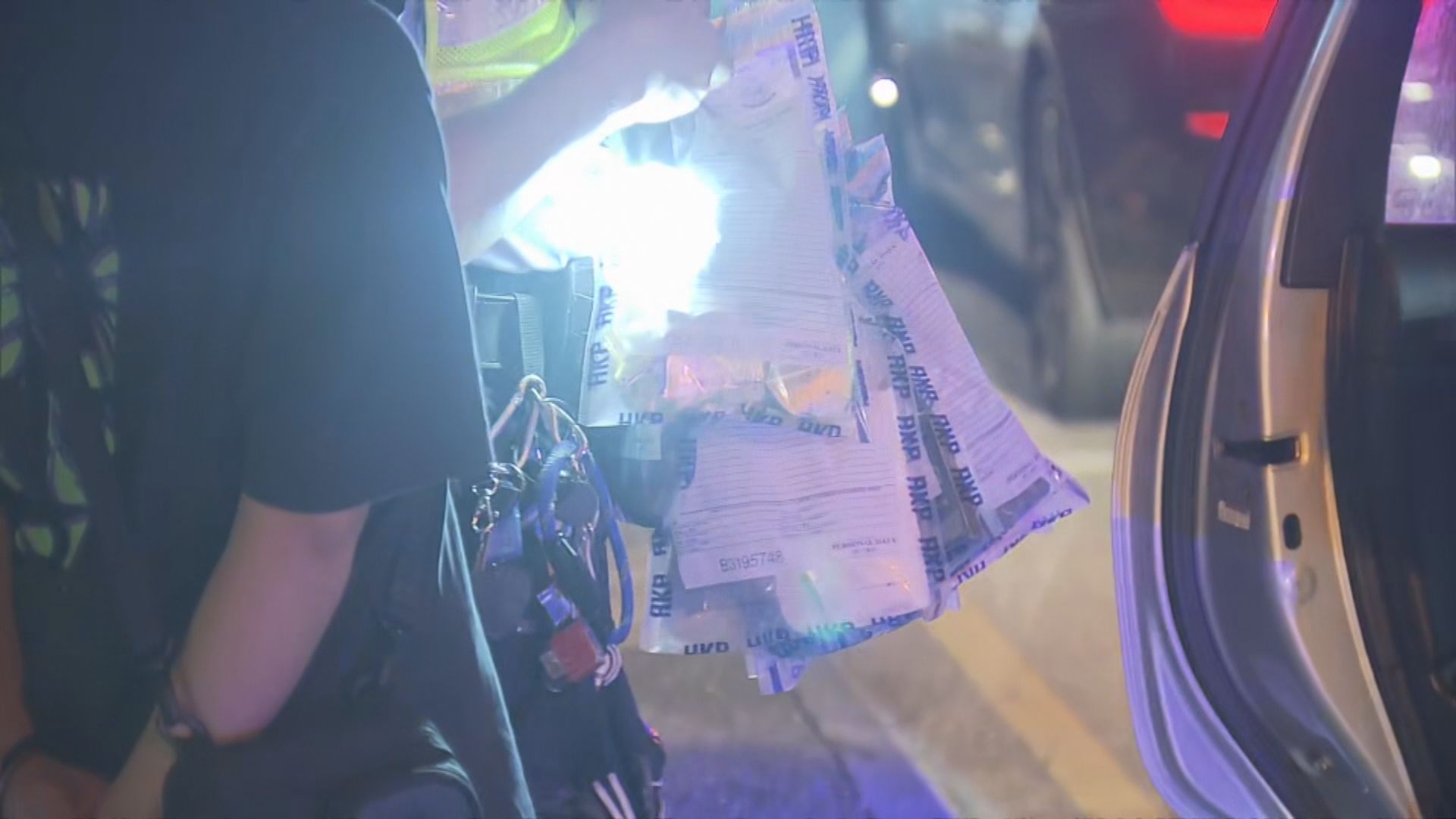 警紅磡截可疑車 拘兩女檢毒品