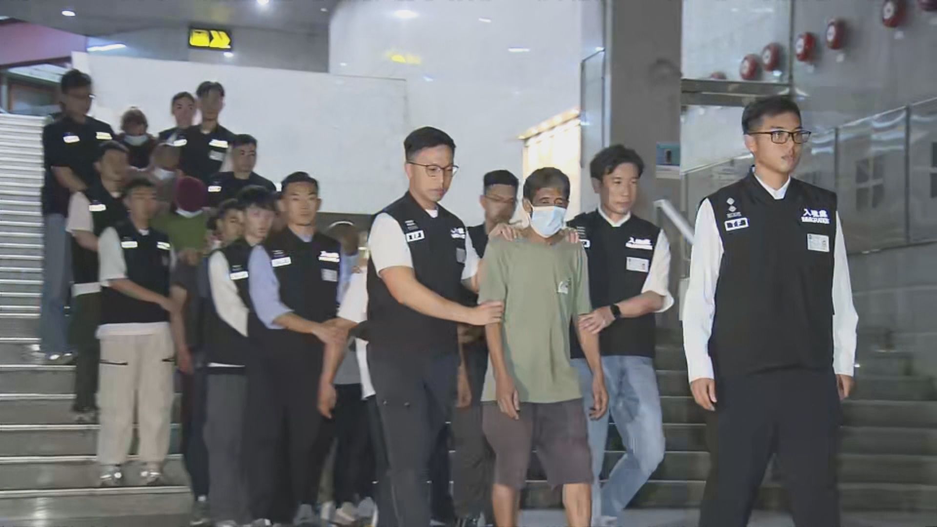 入境處葵涌工廈打擊黑工拘9人