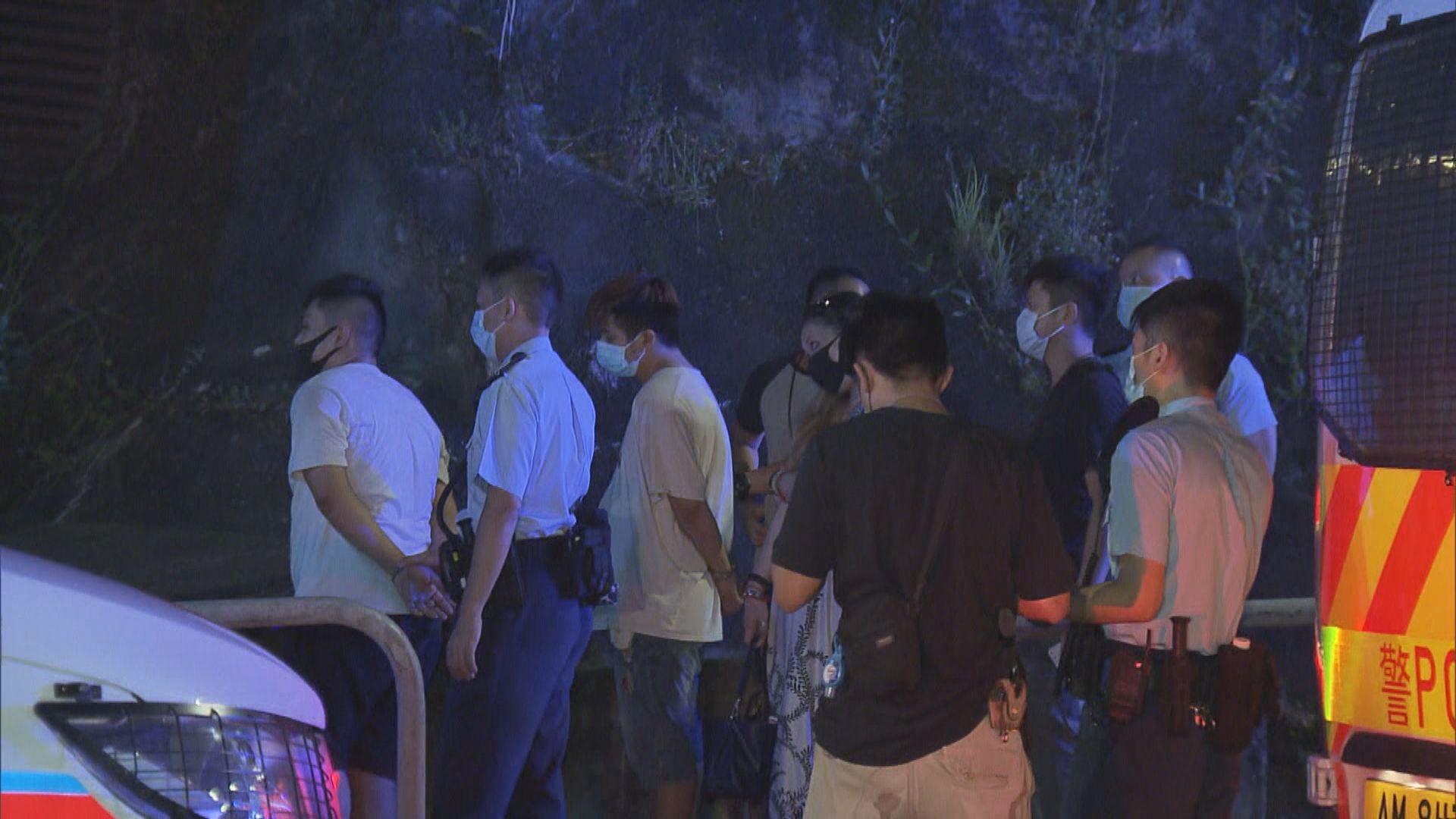 葵涌報失貨車避截撼警車　警拔槍拘三男女