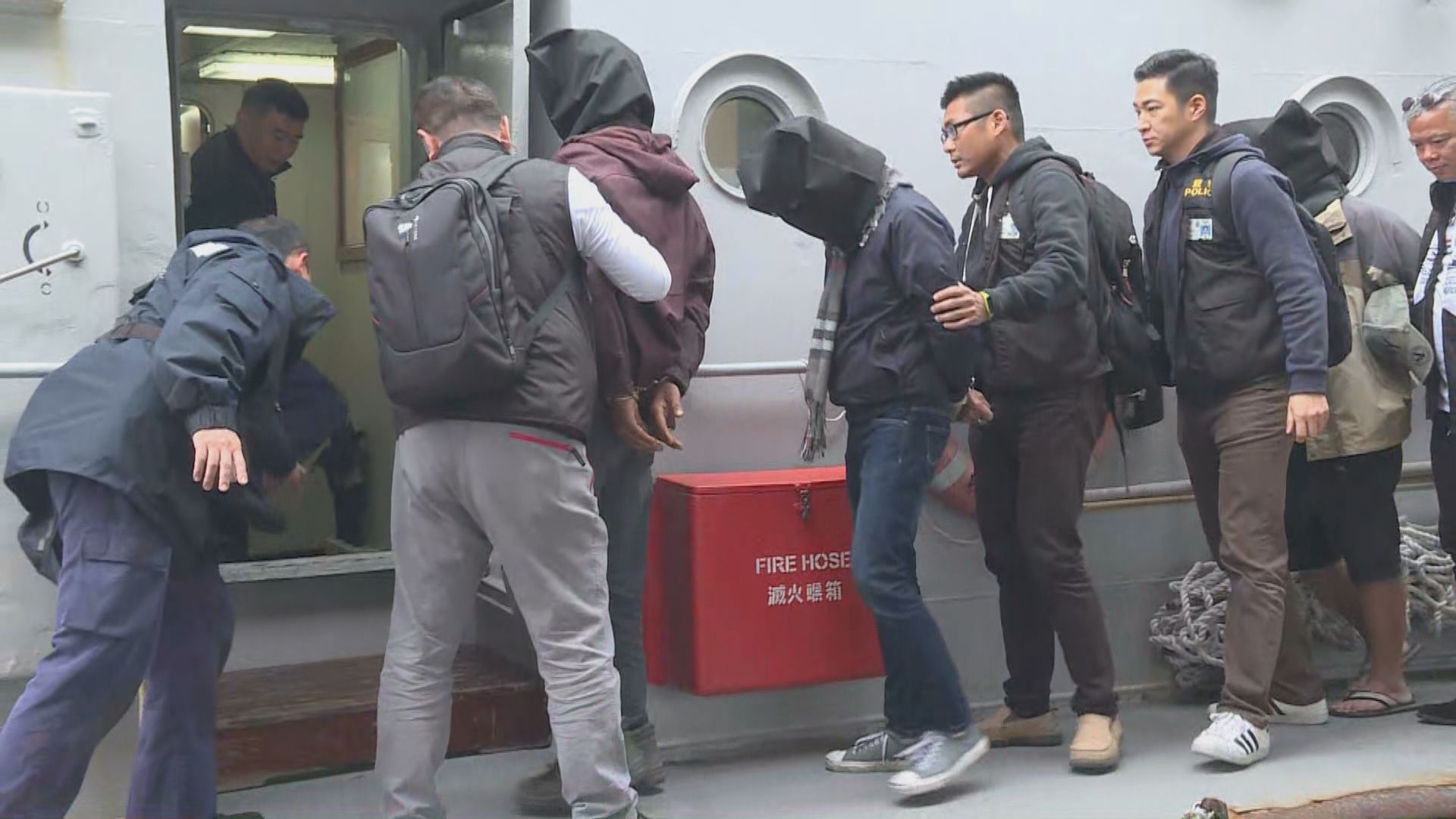 警方南丫島拘五男女檢毒品及武器