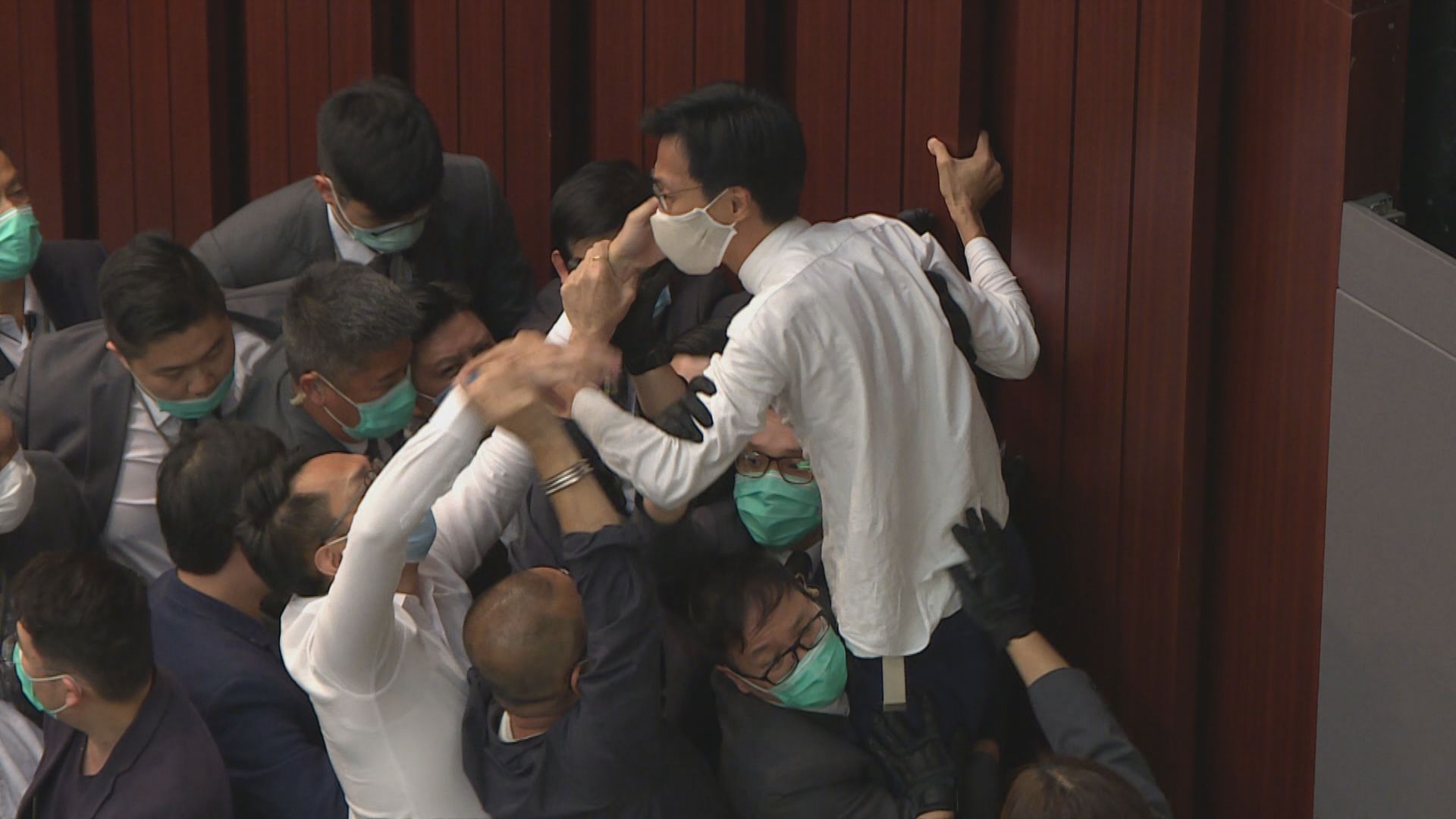 警拘7人涉五月內會違特權法