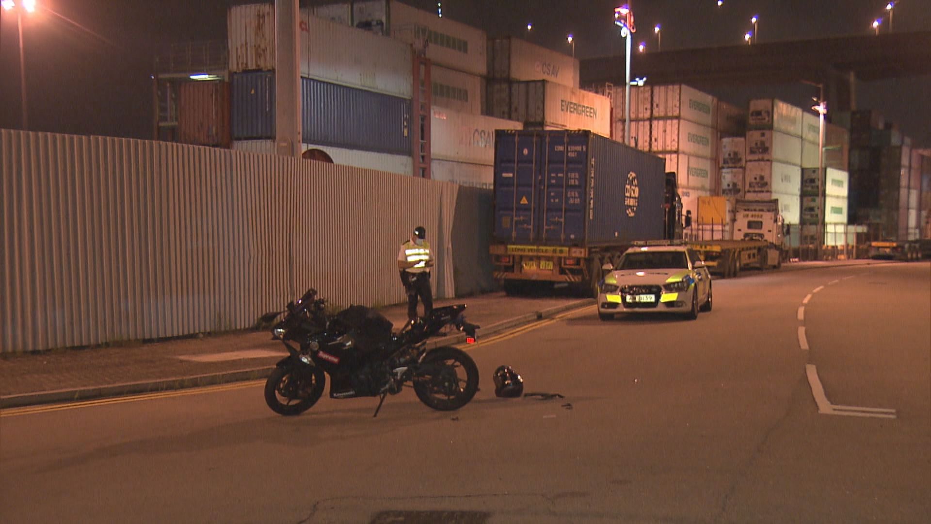 青沙公路電單車衝路障與警車相撞司機被捕