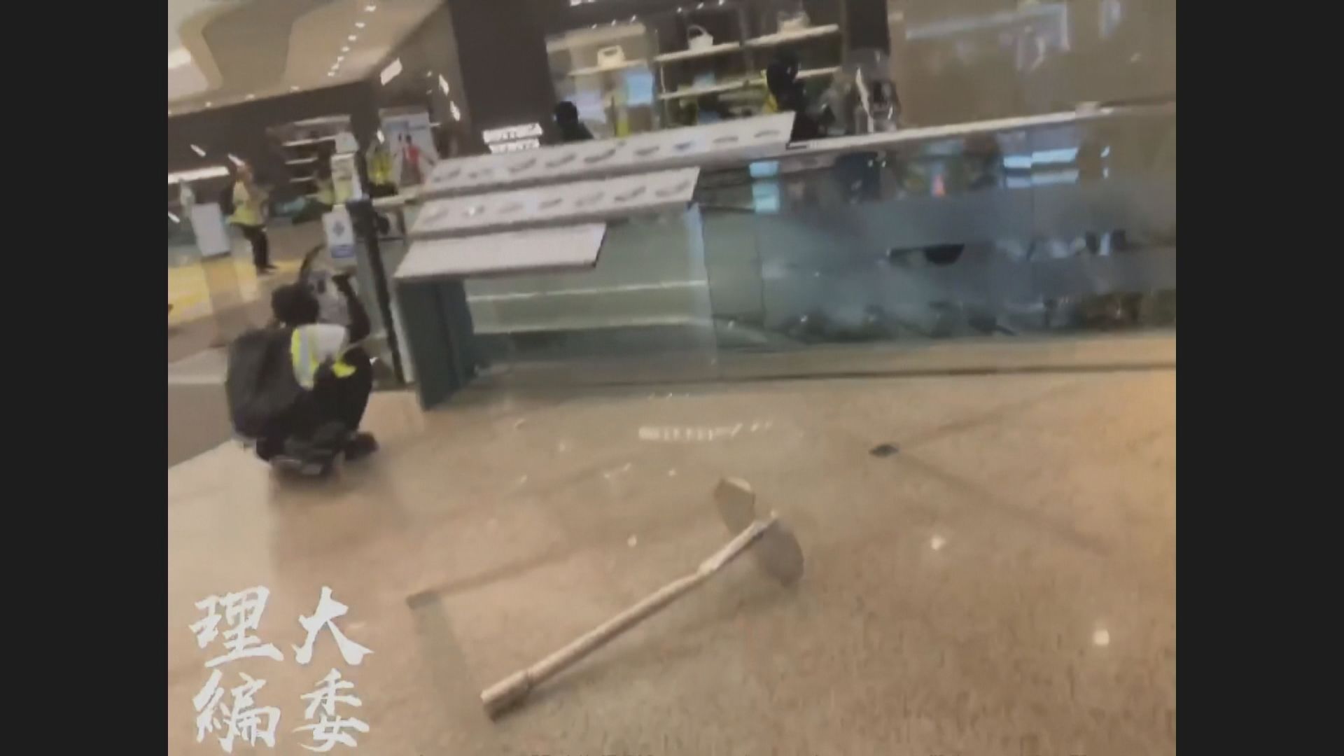 夫婦涉七一時代廣場內向警員擲金屬柱被捕