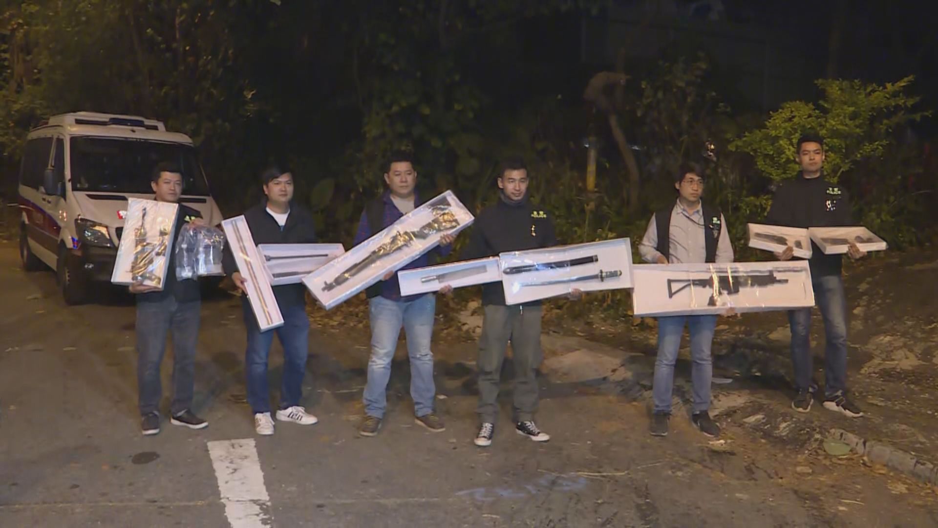 警方拘四男女起出失車及一批武器