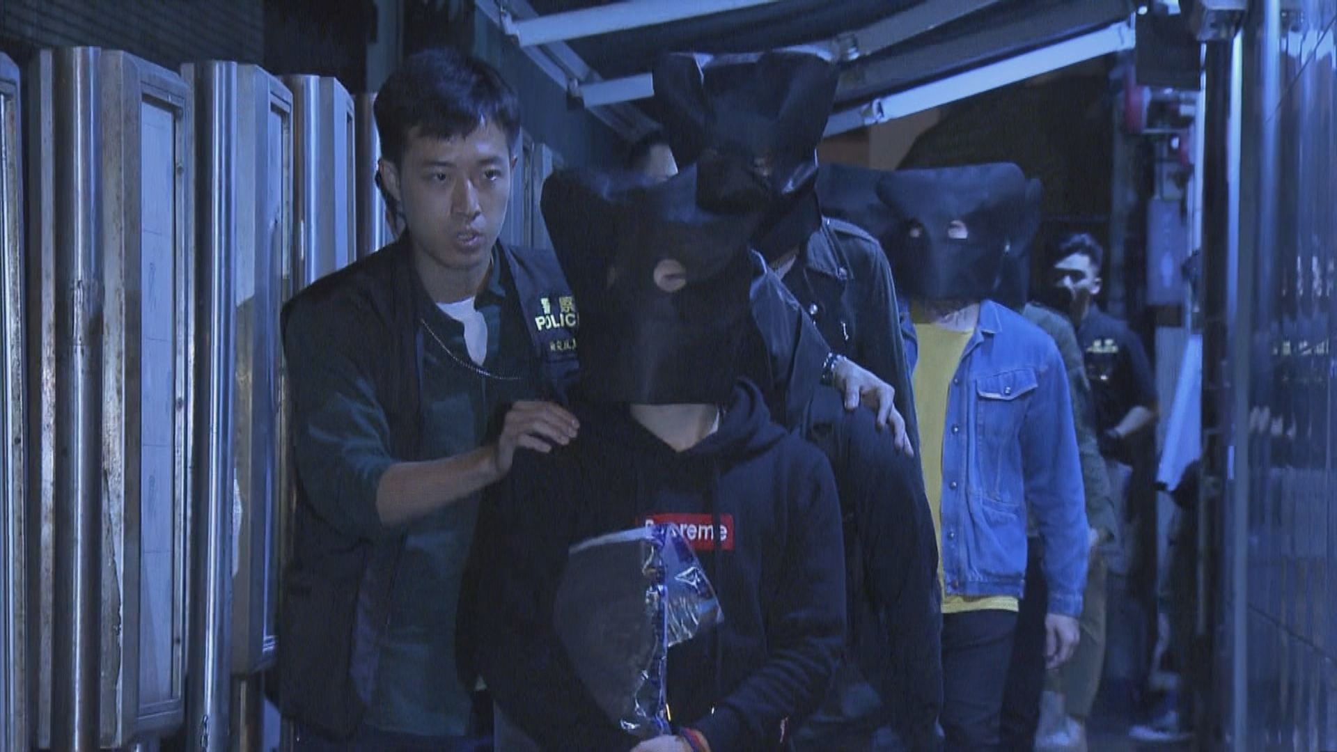 警方尖沙咀酒吧檢獲毒品武器拘十二人