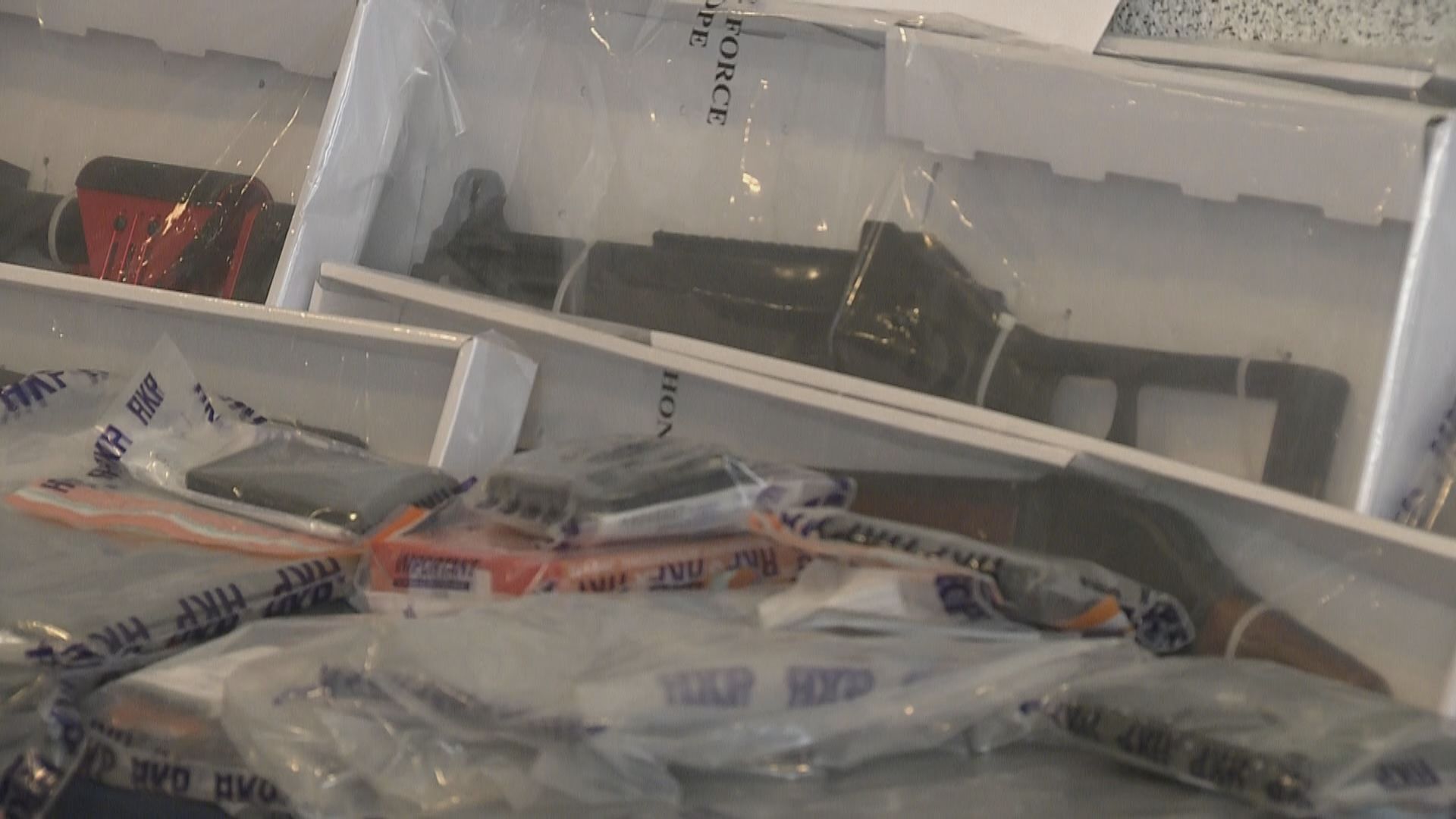 警方在王百羽家中搜出仿製槍械及彈藥