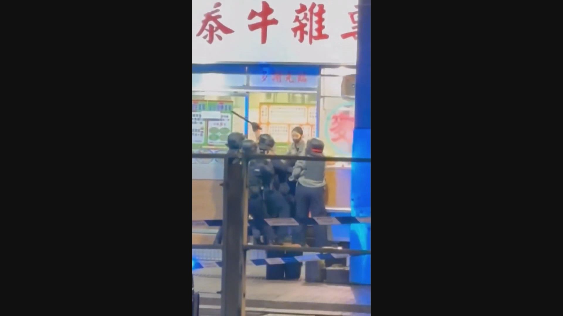 上水粉麵店女顧客揮舞菜刀與警對峙　被制服拘捕