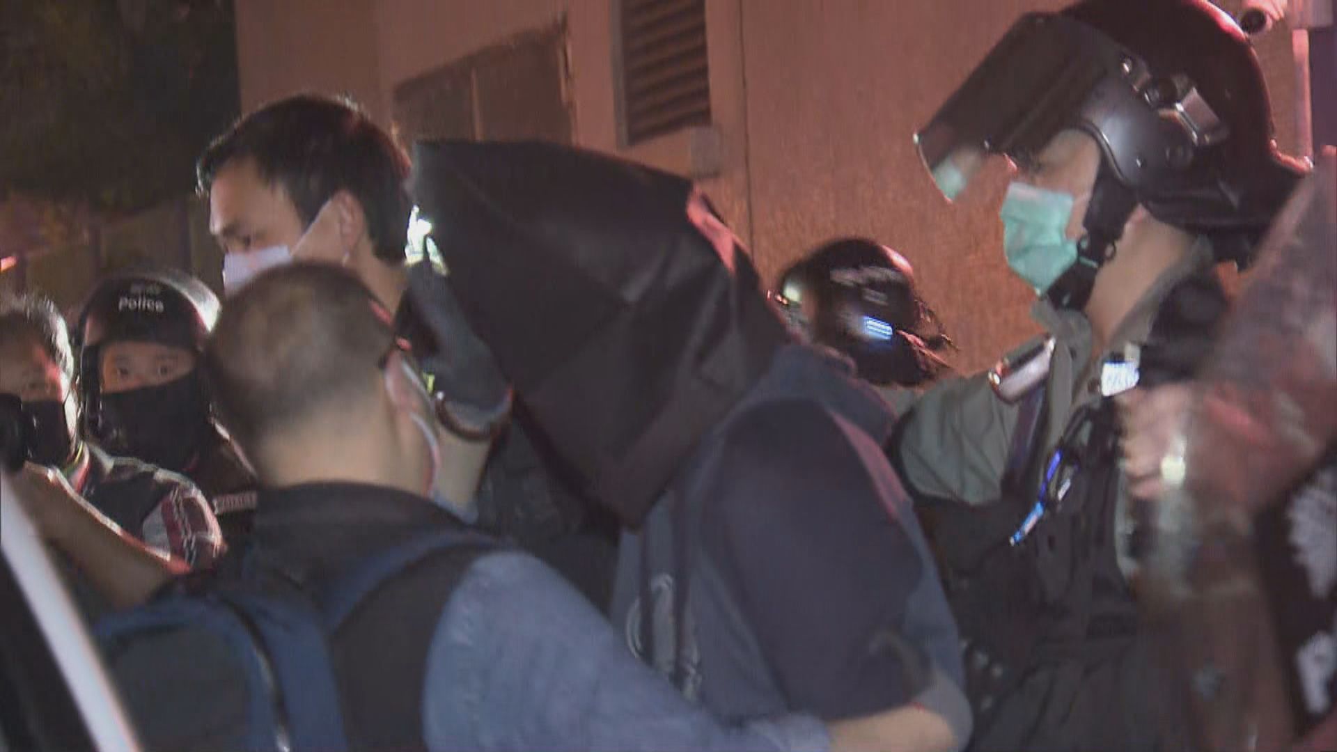 警方便衣及防暴警員於廣褔邨帶走至少一名男子