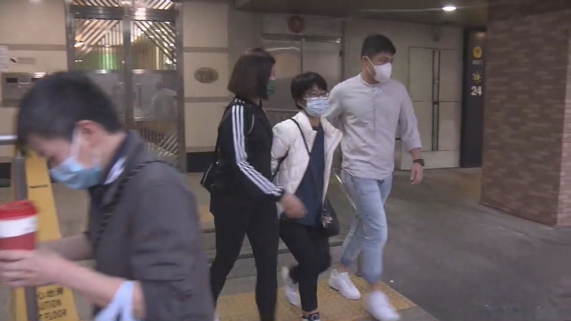 李卓人妻子鄧燕娥被押到美孚新邨蒐證