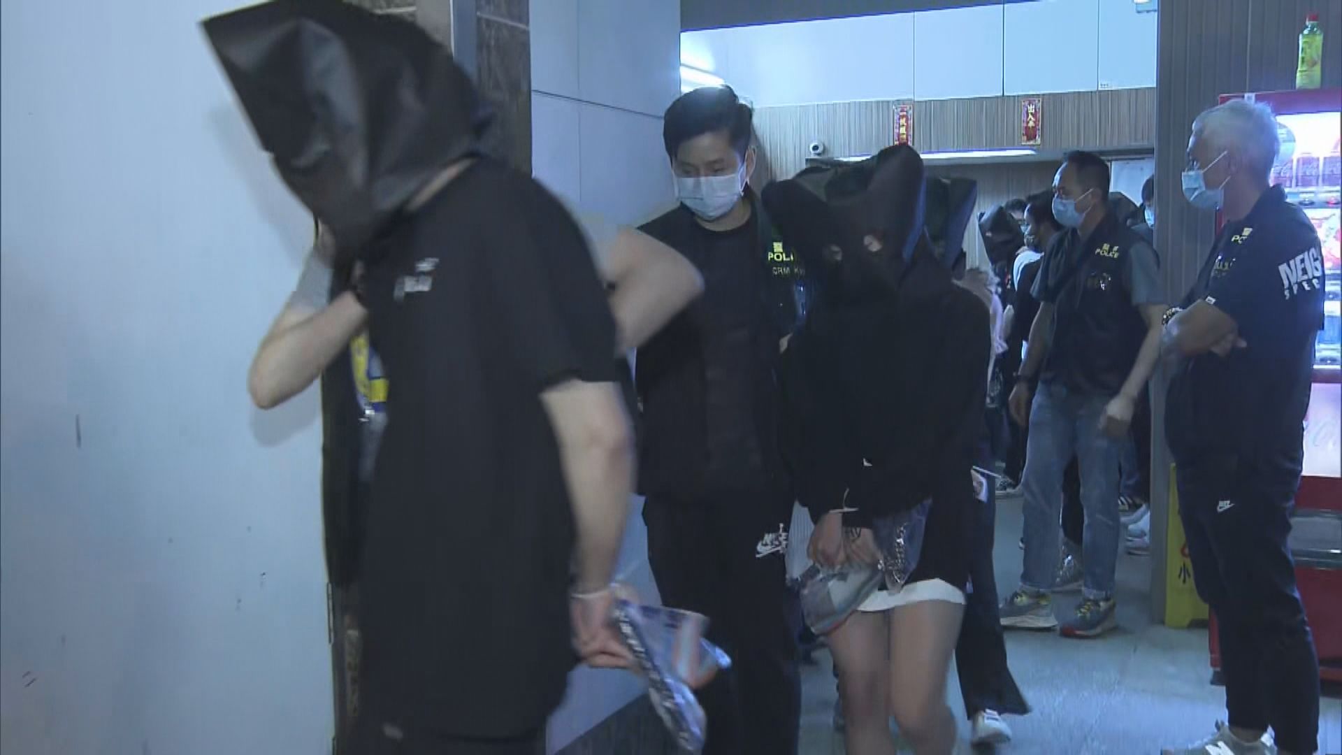 警破土瓜灣工廈夜店檢毒及武器　拘22人