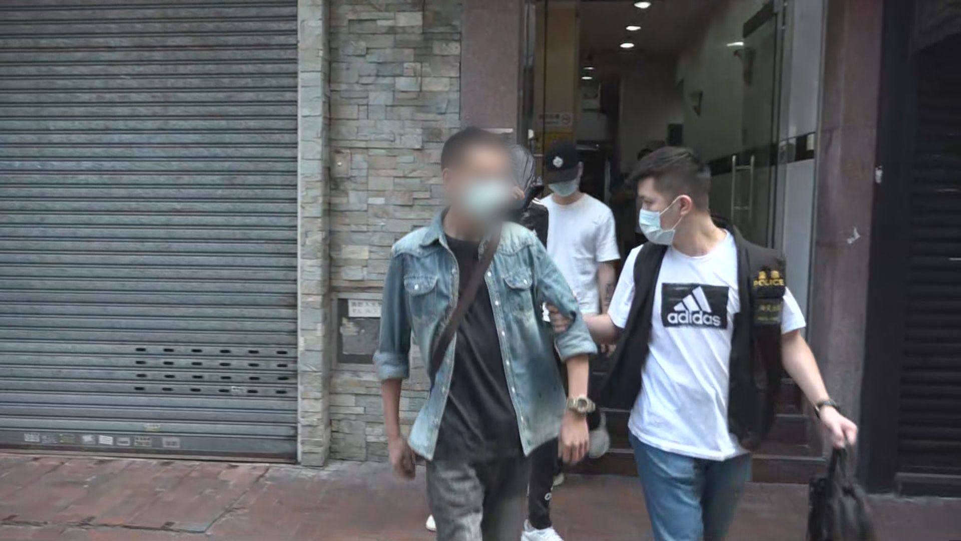 尖沙咀一間樓上吧涉違規通宵經營　四男女被捕