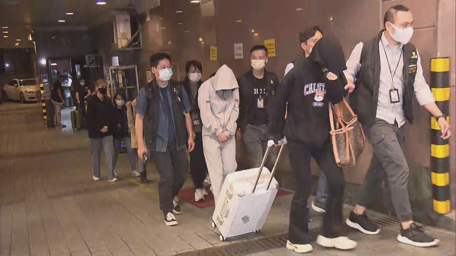 警方尖沙咀掃黃拘17人