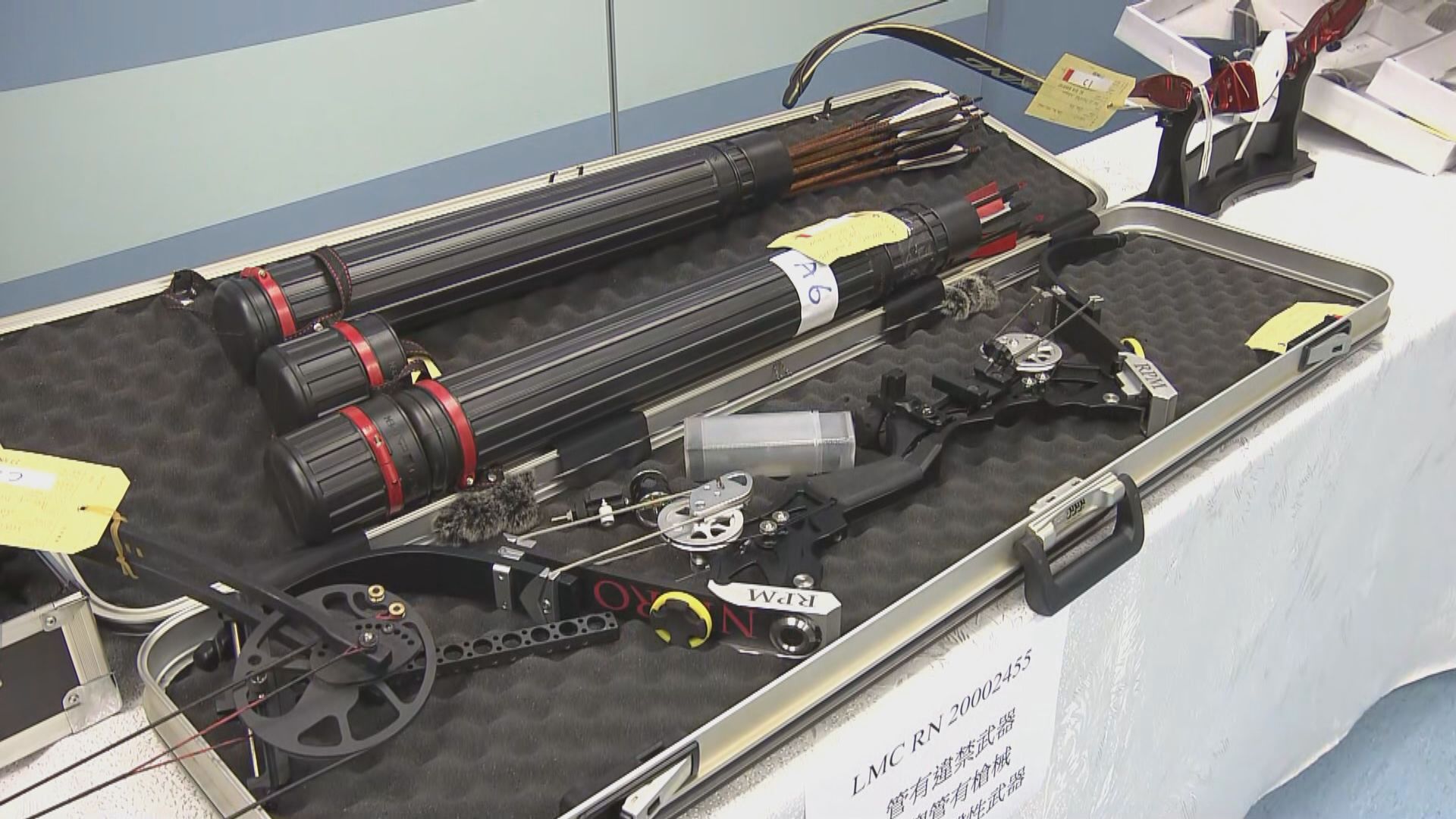 警方元朗村屋檢五百多件武器　拘一人