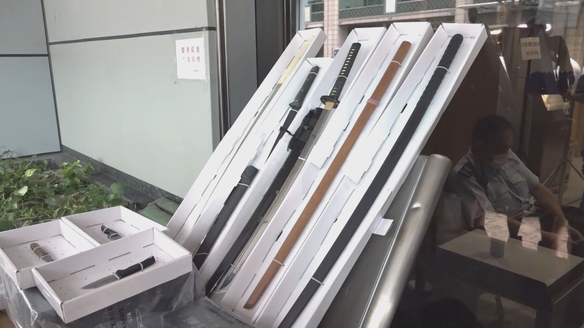 警方九龍灣檢懷疑電槍及武器　拘一對父子