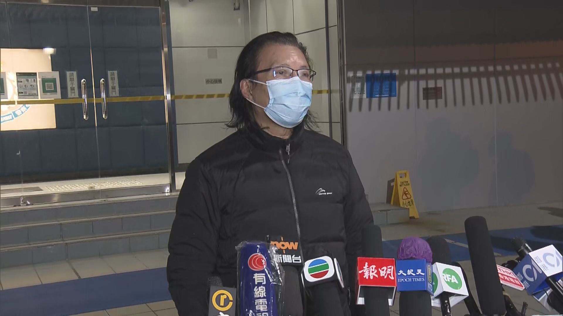 黃國桐通宵扣查獲准保釋離開警署