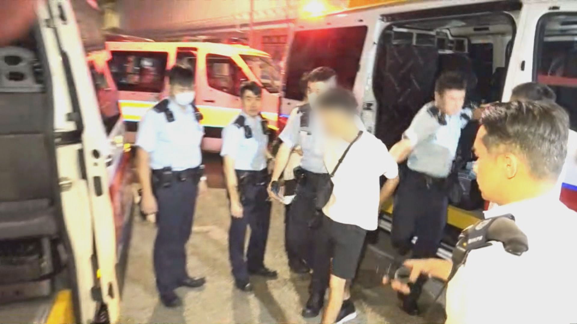 油麻地私家車衝路障 司機涉無牌駕駛被捕