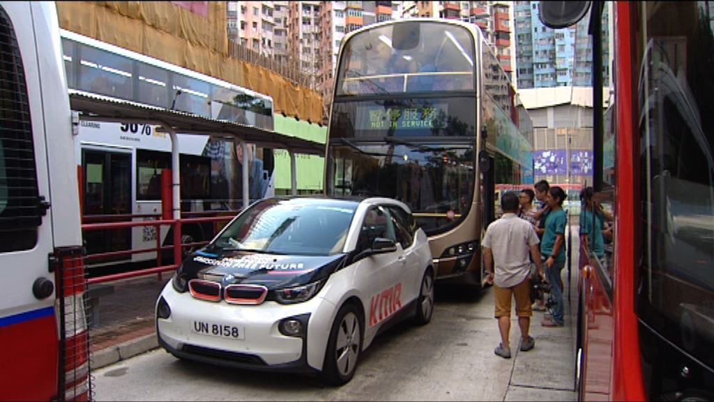 警拘三人涉鎅爛巴士座椅