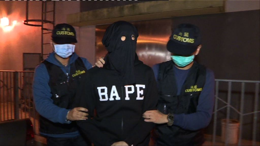 海關牛頭角拘一漢檢私煙