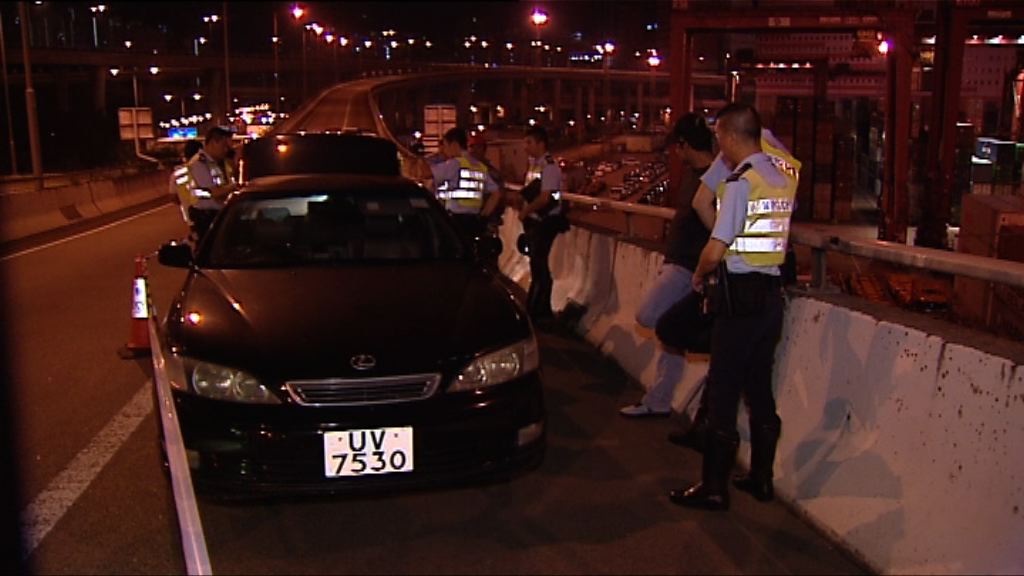 警方葵涌截可疑車拘兩人檢武器