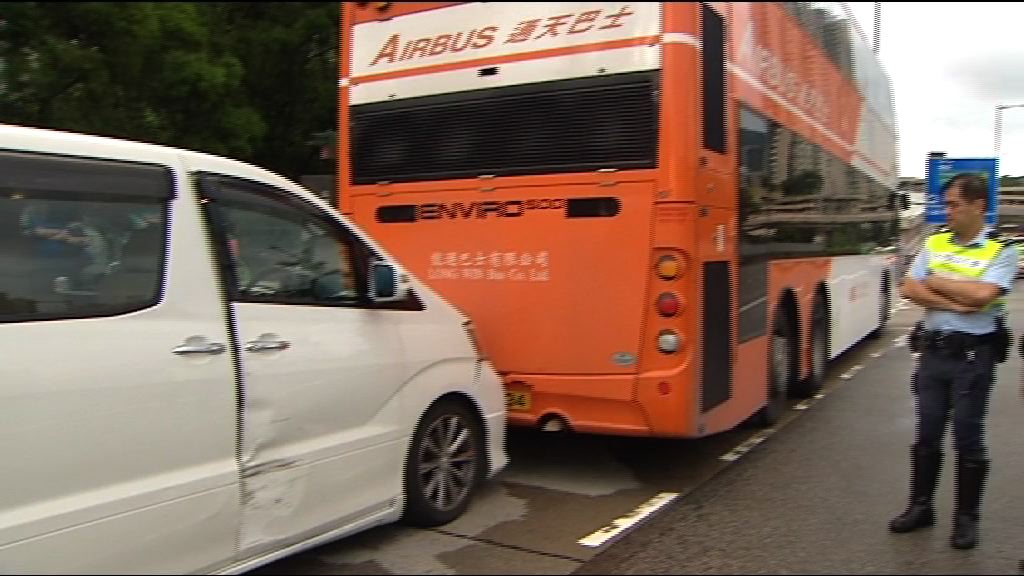 私家車青沙公路衝路障司機被捕