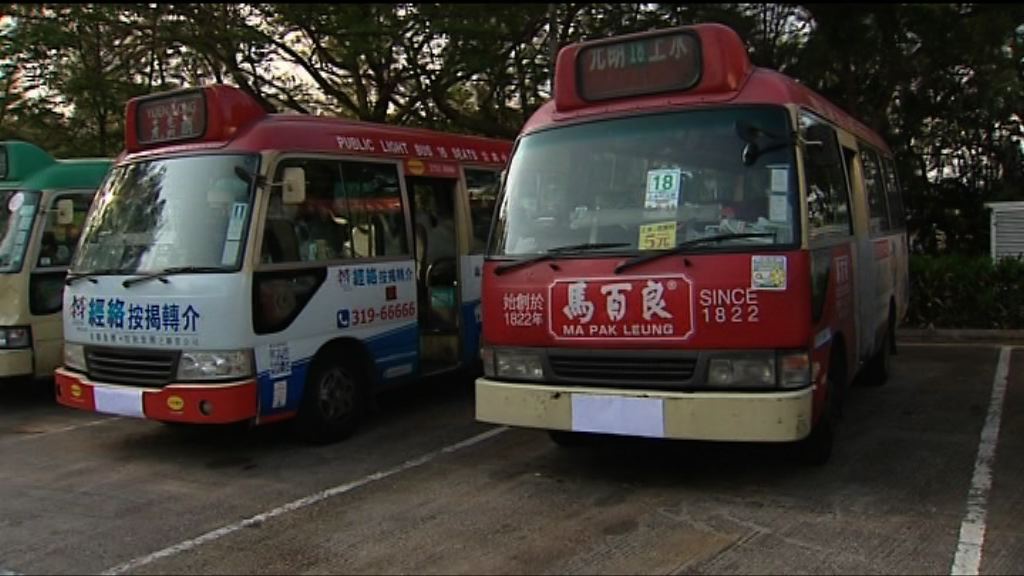 警方打撃司機違例駕駛　拘三名小巴司機