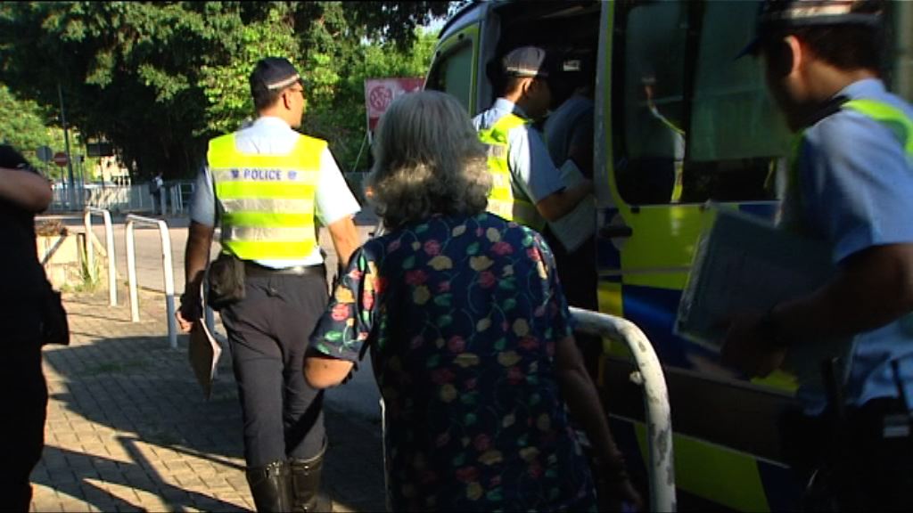 警方元朗打擊小巴超載拘三司機