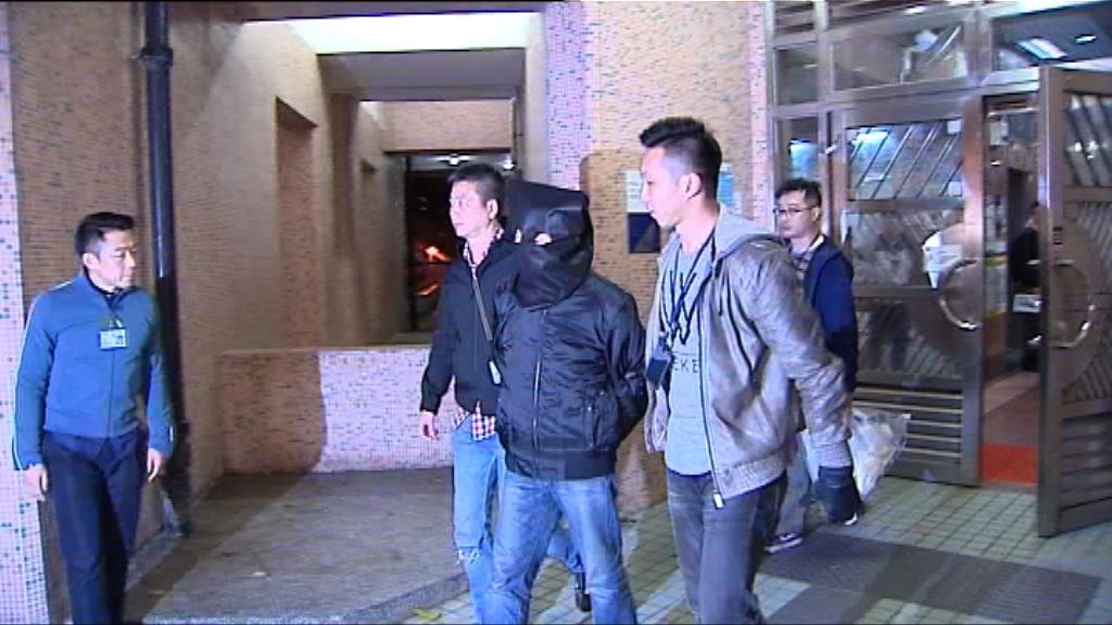 警方秀茂坪破毒窟武器庫拘一漢