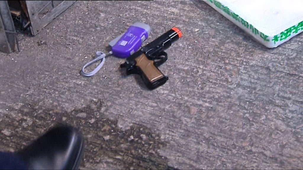 警深水埗拘兩越南漢檢仿製槍