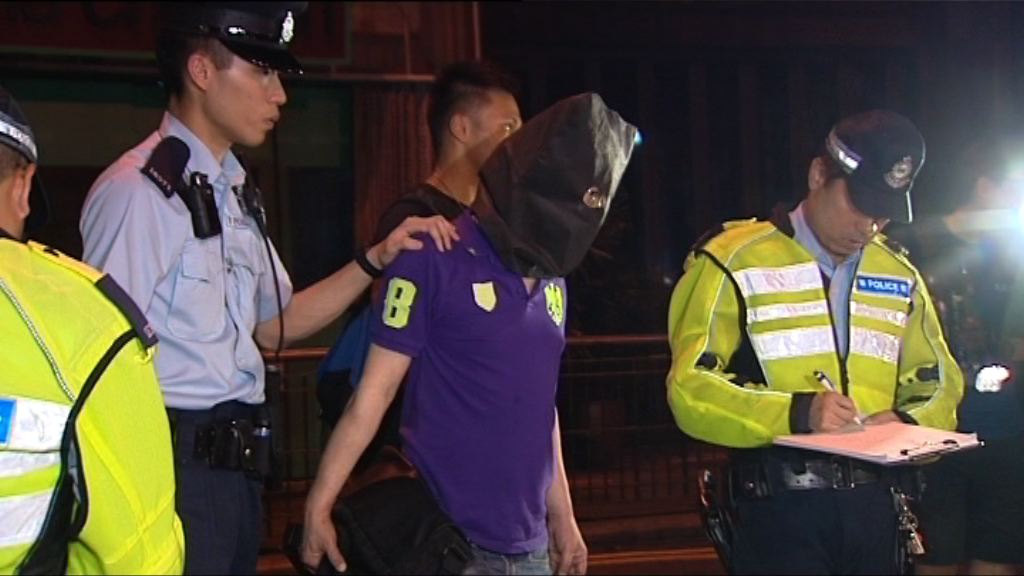 警方中環拘的士司機涉濫收車資