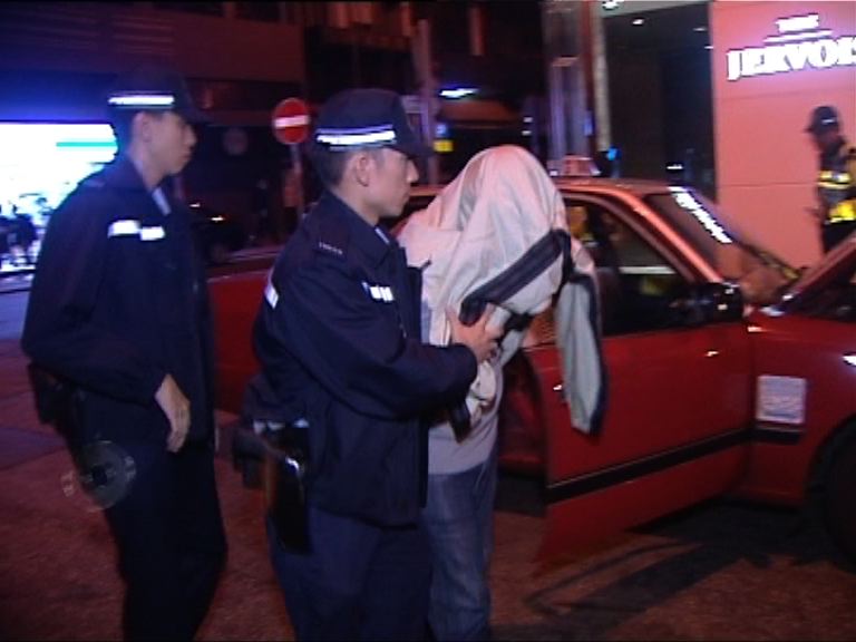 警上環拘一的士司機涉濫收車資