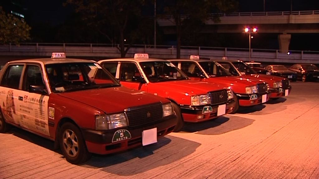 警方打擊的士濫收車資拘三司機