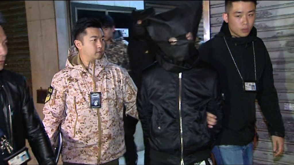 警搜尖沙咀無牌吧拘二人起電槍