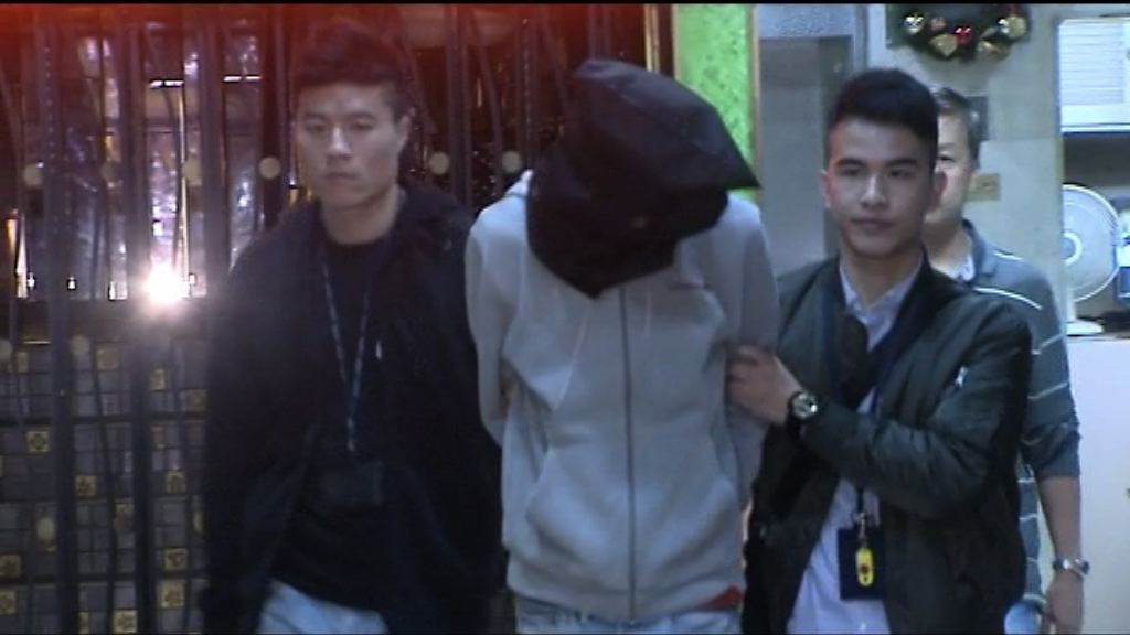 警方尖沙咀拘一漢檢毒品武器