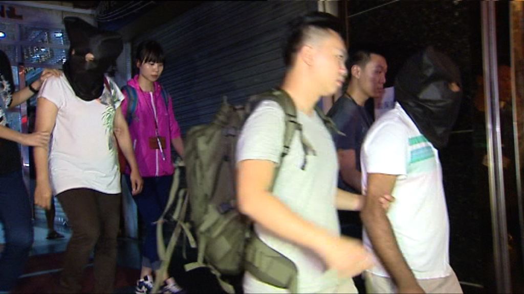 警方尖沙咀打擊無牌賣酒拘二人