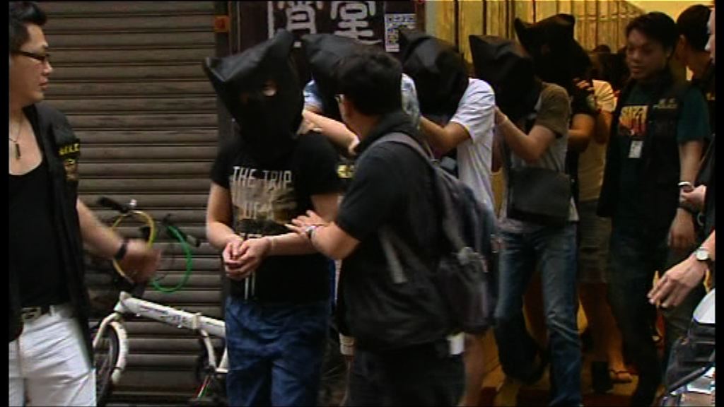 警方尖沙咀破無牌酒吧檢少量毒品拘21人