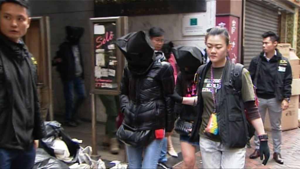 警方打擊樓上酒吧檢毒品拘14人