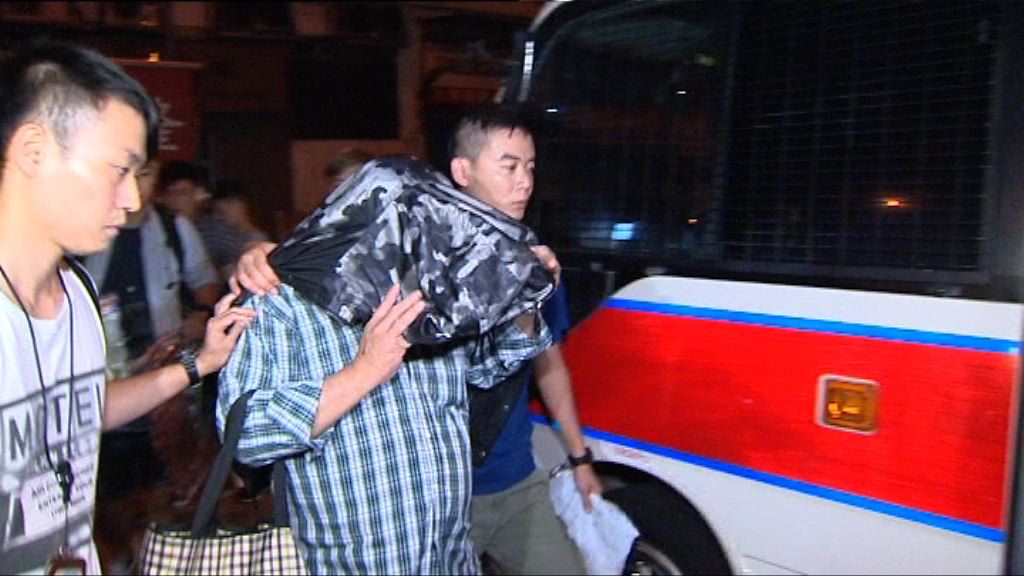 警方新界反三合會行動拘61男46女