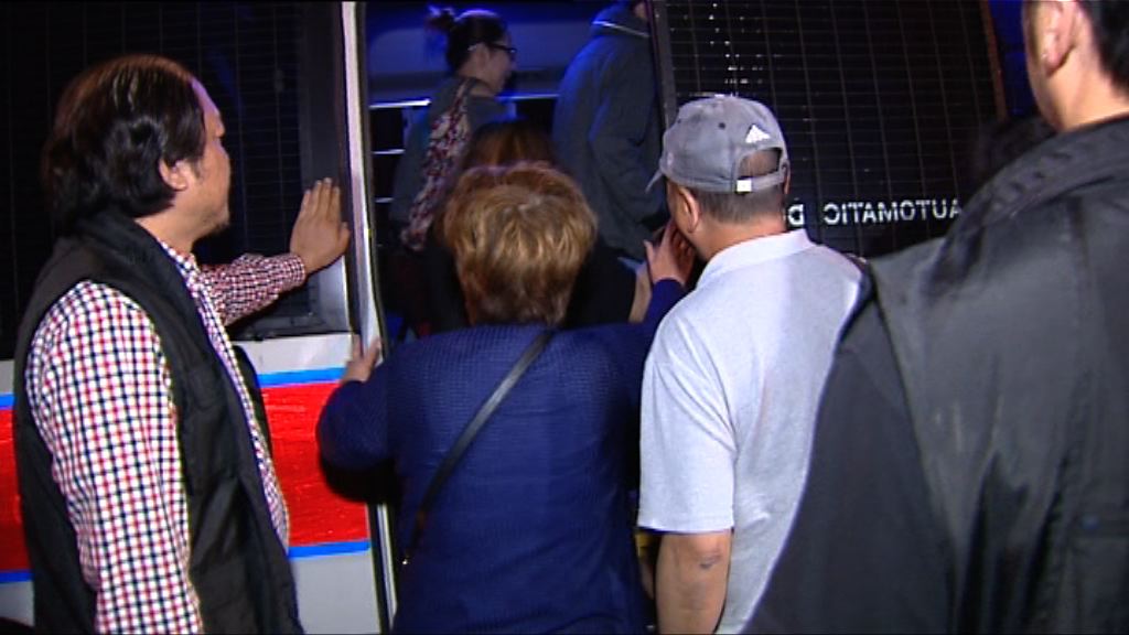 警元朗破兩無牌酒吧拘119人